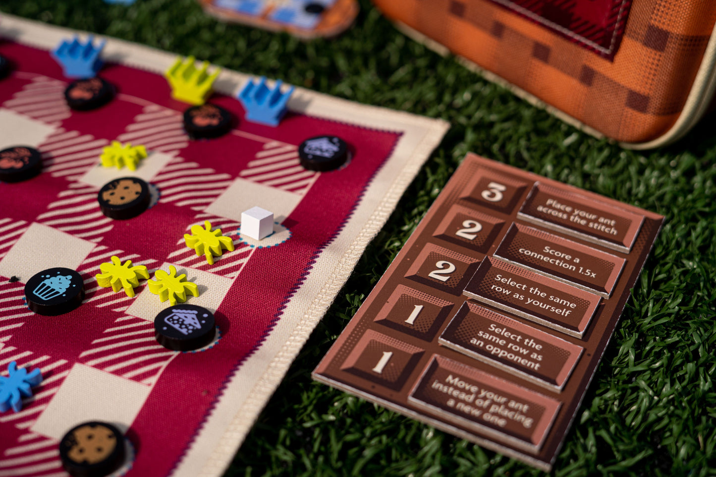 Gingham Board Game with Travel Case, English Edition